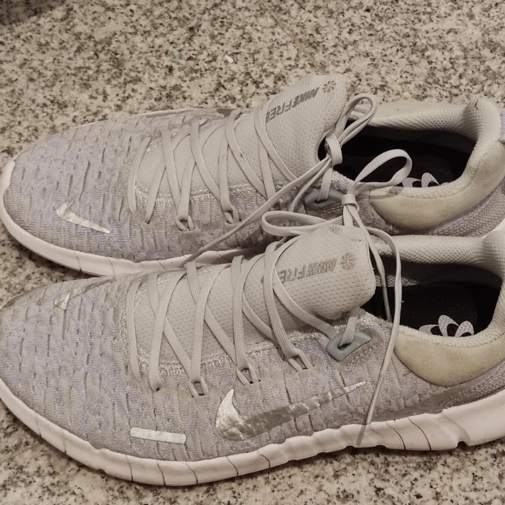 women 7.5 nike gray sneakers excellent conditon